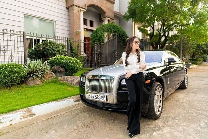 Ngoài căn biệt thự khủng, Lý Nhã Kỳ còn sở hữu xế hộp sang trọng. Điển hình là chiếc Rolls-Royce Ghost của Anh quốc, giá trị tới 40 tỷ đồng. Chiếc siêu xe được người đẹp tin dùng khi tới sự kiện và không ngại chi số tiền lớn để thuê người chăm sóc, bảo dưỡng.