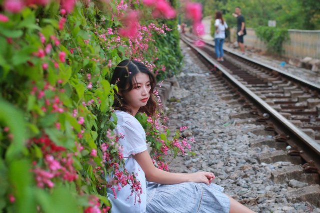Khám phá đoạn đường tàu “sống ảo” rợp bóng cây xanh gây “sốt” ở Hà Nội - 8