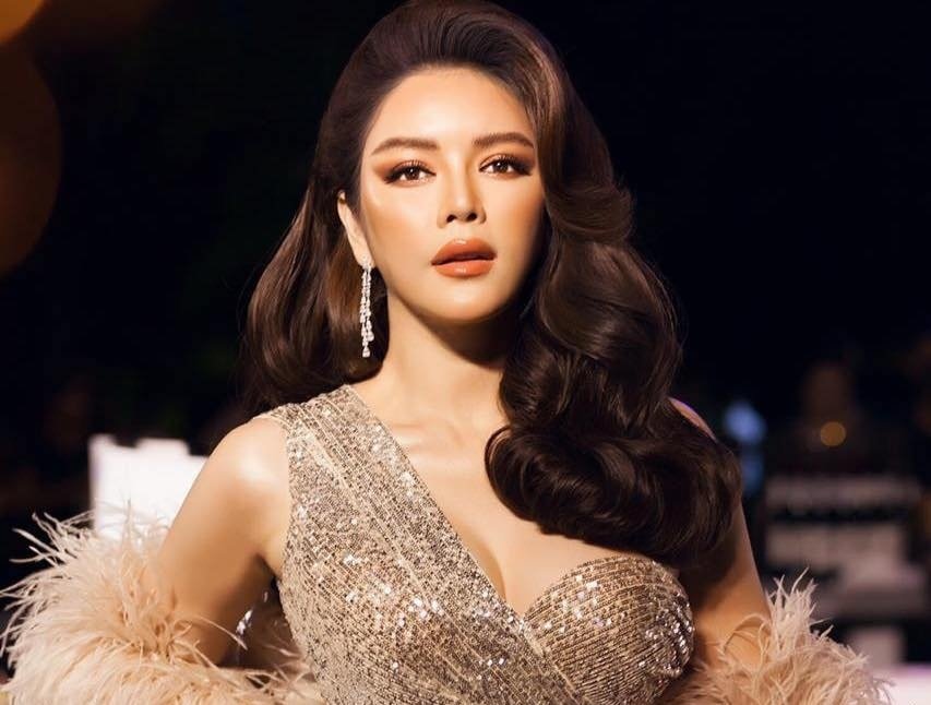Lý Nhã Kỳ sinh năm 1982, được biết đến với vai trò diễn viên trong các bộ phim nổi tiếng như