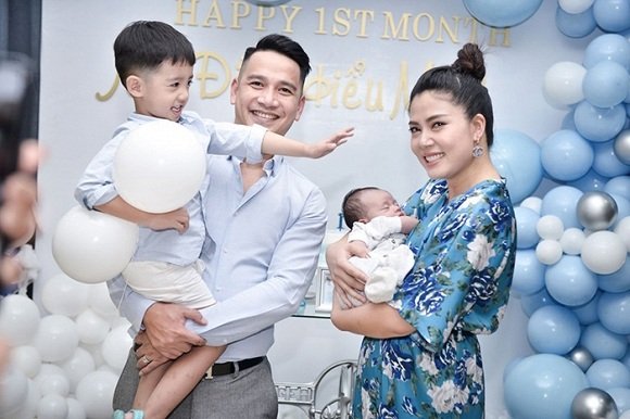 Vợ chồng Ngọc Hiền tổ chức đầy tháng cho con.