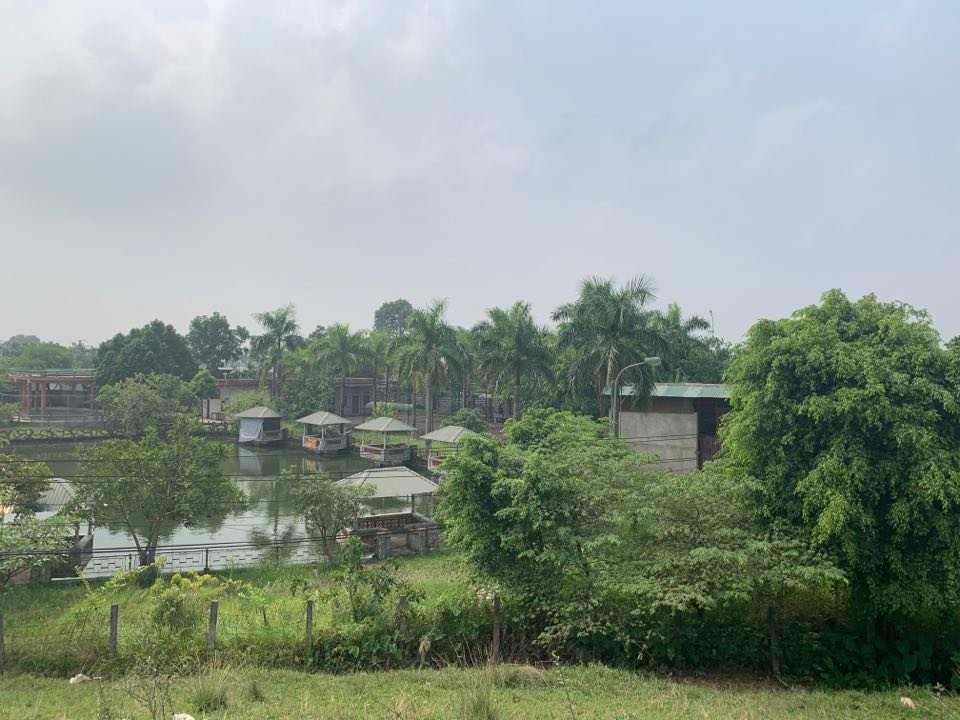 Nhiều chòi câu cá được dựng xung quanh. Giá thuê đất được ghi trong quyết định năm 2006 do lãnh đạo huyện Thanh Oai ký là 1.404 đồng/m2/năm. (Ảnh: Nhất Nam).