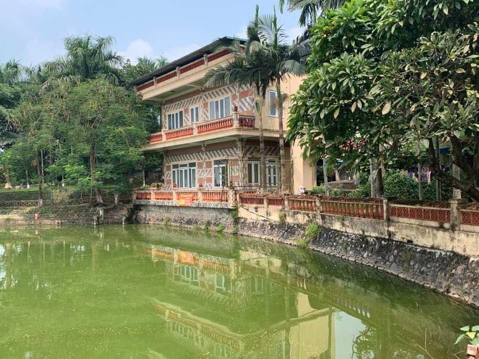 Công trình nhà điều hành nằm ngay sát chân đê. (Ảnh: Nhất Nam).