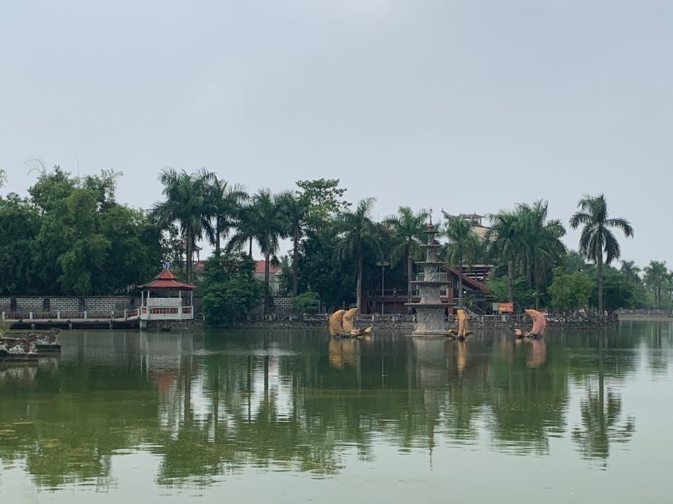 Theo thông tin lãnh đạo xã Cao Dương cung cấp: Vào những năm 2007, được sự thống nhất của người dân, UBND huyện Thanh Oai đã quyết định thu hồi và giao 20.000m2 diện tích trong tổng số 36.000m2 đầm cho ông Đoàn Văn Vinh (ở phố Nguyễn Thái Học, Ba Đình, Hà Nội) để làm khu du lịch sinh thái (hiện gọi là khu du lịch sinh thái 12 con giáp) và nuôi thả cá. (Ảnh: Nhất Nam).