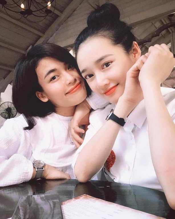Một tháng sau khi dính tin đồn sinh con, Nhã Phương xuất hiện bên bạn bè với hình ảnh thon gọn, xinh đẹp. 