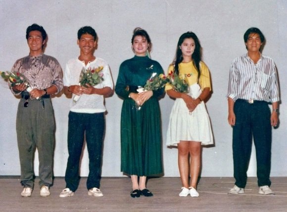 Việt Trinh đăng ảnh hiếm bên Lý Hùng cách đây gần 30 năm về trước. 
