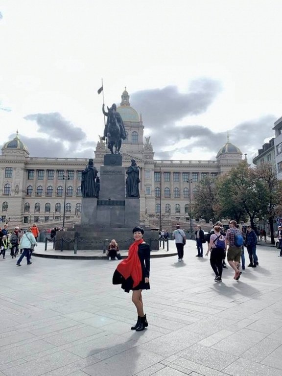 MC Thảo Vân tranh thủ tham quan Praha - thành phố của Séc - khi cùng đoàn nghệ sĩ Táo quân tới đây biểu diễn. 