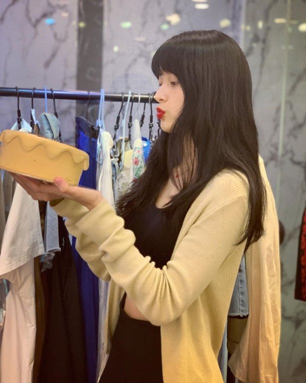 Hạ Vi đăng ảnh bên bánh kem chúc mừng sinh nhật tuổi 26 của mình. Kiểu tóc mới của nữ diễn viên 