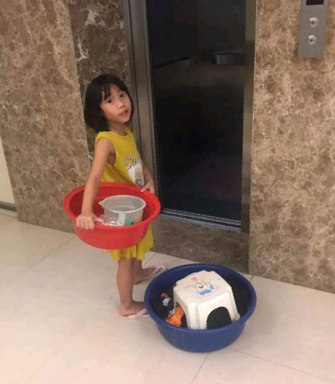 Nhiều gia đình còn huy động trẻ nhỏ xuống để lấy nước. (Ảnh: FB).
