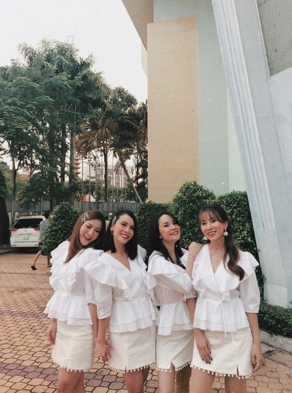 Yến Nhi đăng ảnh mặc váy đồng phục cùng Yến Trang, Thu Ngọc, Ngọc Châu. Các thành viên nhóm Mây Trắng hội ngộ khiến người hâm mộ bồi hồi. 