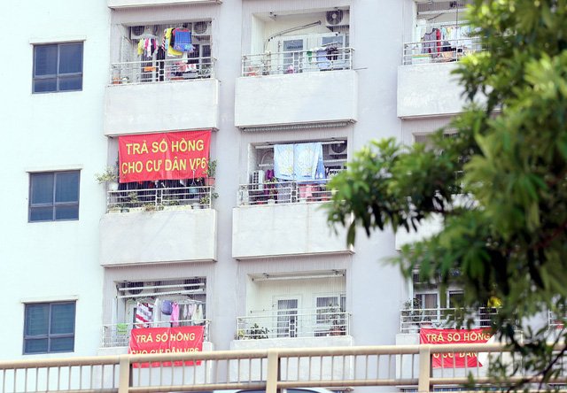 Trước đó tại tòa nhà gần đó là VP6 Linh Đàm cư dân cũng đồng loạt căng băng rôn đòi sổ hồng.