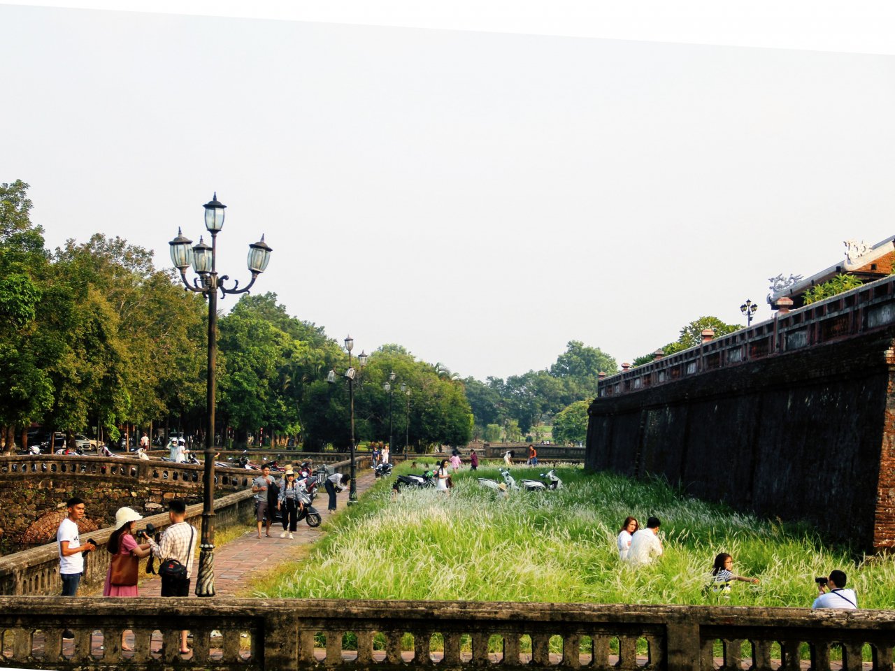 du-khach-chen-chan-khoe-sac-cung-hoa-co-dai-ben-thanh-co-dai-noi-hue