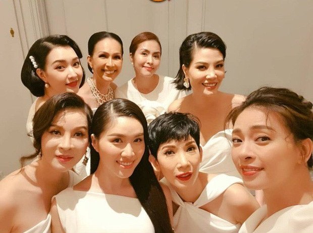 Dàn người đẹp Việt gồm Tăng Thanh Hà, Ngô Thanh Vân, Diễm My 6X, Hà Kiều Anh, cựu người mẫu Vũ Cẩm Nhung, MC Thanh Mai và Xuân Lan đứng chung một khung hình. Đây là bữa tiệc thân mật giữa những người đồng nghiệp thân thiết để kỷ niệm 25 năm ngày cưới của Diễm My và doanh nhân Hà Tôn Đức.