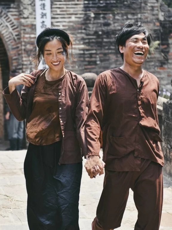 Đỗ Mỹ Linh đóng vai Thị Nở trong MV mới của Đức Phúc. Tuy nhiên, cộng đồng mạng cho rằng dù có bôi xấu nhan sắc thế nào thì khi cười, hàm răng trắng bóc và đều tăm tắp của Hoa hậu Việt Nam 2016 không hợp lý.