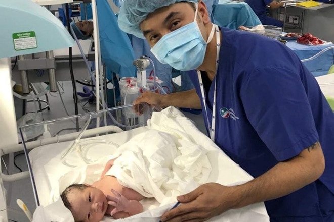 Vợ chồng Ưng Hoàng Phúc chào đón con chung thứ 2. Cô bé nặng 3,2 kg và được đặt tên là Minh Hà. Nhiều đồng nghiệp, người hâm mộ gửi lời chúc mừng tới vợ chồng nam ca sĩ.