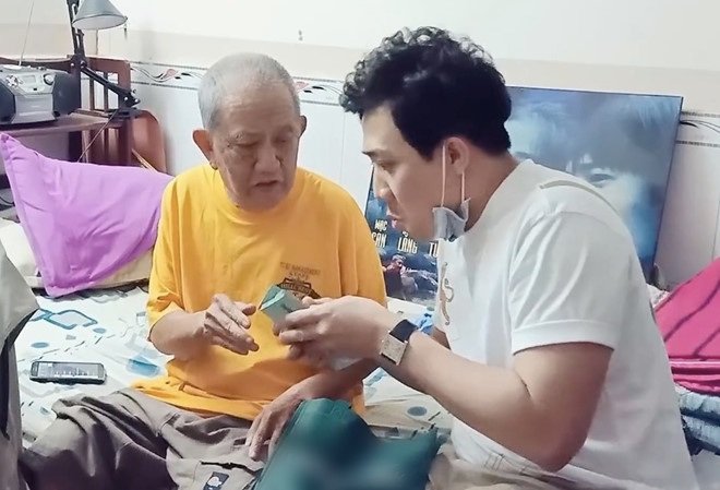 MC Trấn Thành thay mặt nhiều đồng nghiệp nghệ sĩ và khán giả gửi tặng nghệ sĩ Mạc Can khoản quyên góp 150 triệu đồng để chữa bệnh.