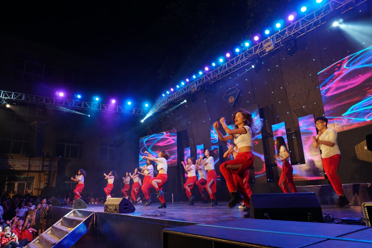 truc-nhan-tung-loat-ban-hit-dinh-dam-trong-dem-nhac-chao-tan-sinh-vien-dh-y-ha-noi