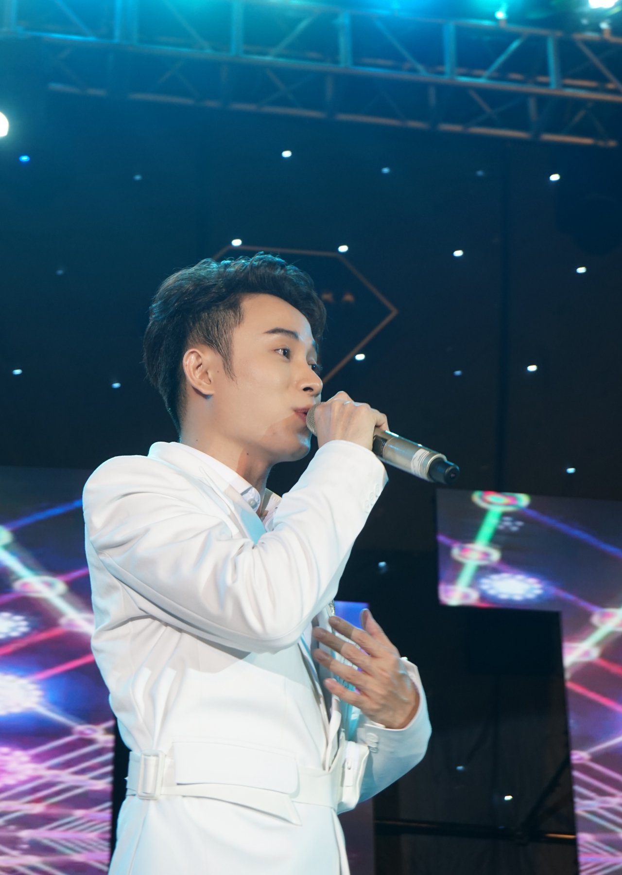 truc-nhan-tung-loat-ban-hit-dinh-dam-trong-dem-nhac-chao-tan-sinh-vien-dh-y-ha-noi