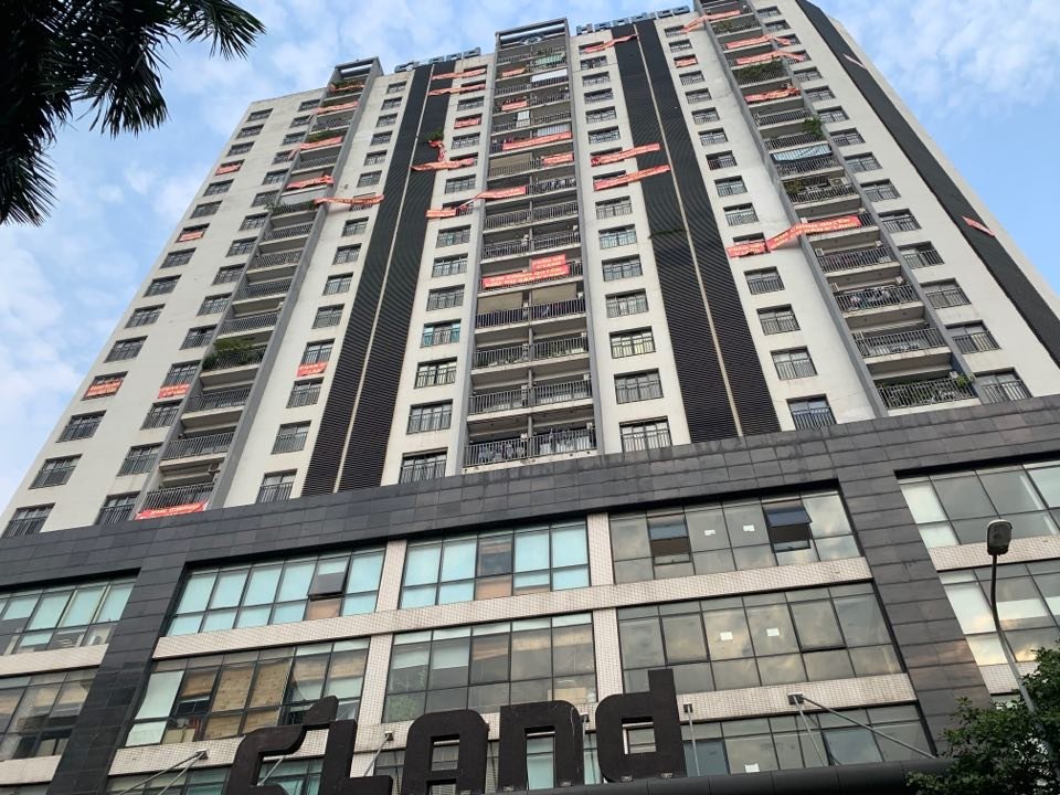 Nhiều cư dân sinh sống tại chung cư CT3 Lê Đức Thọ cầm băng rôn phản đối chủ đầu tư. (Ảnh: CTV).