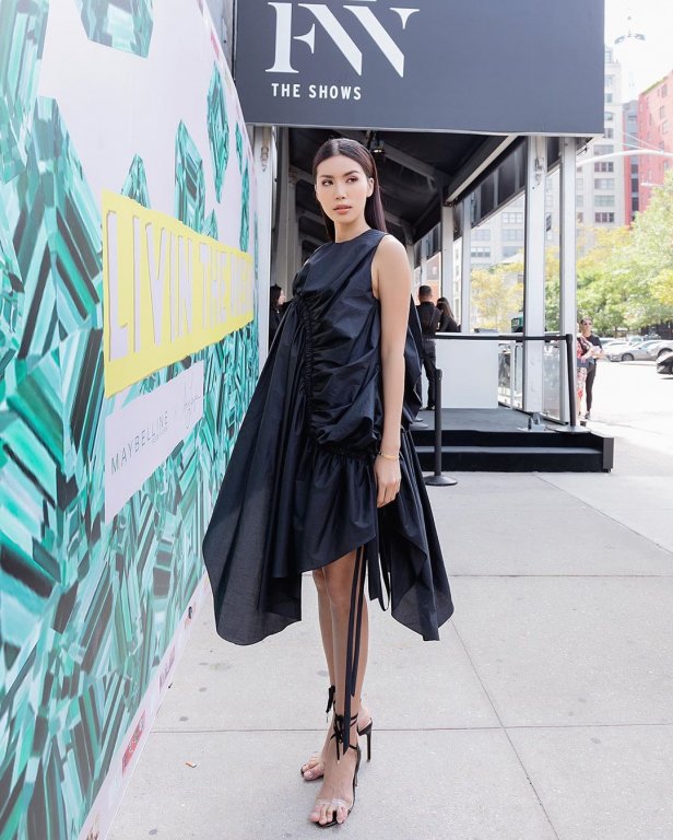 ky-duyen-va-dan-sao-viet-mac-goi-cam-khi-du-show-thoi-trang-quoc-te