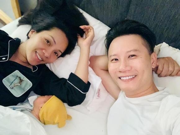 Hoàng Bách gửi lời ngọt ngào tới bà xã vừa sinh con: 