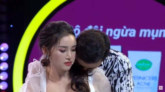 Lương Lê cũng không ngại tham gia thử thách nhảy gợi cảm với bạn diễn. 
