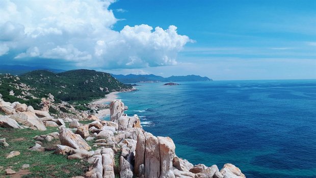 Ninh Thuận xuất hiện công viên đá với đủ loại hình thù kỳ lạ, nhìn ảnh check-in chỉ biết thốt lên: Trông nguy hiểm thế?