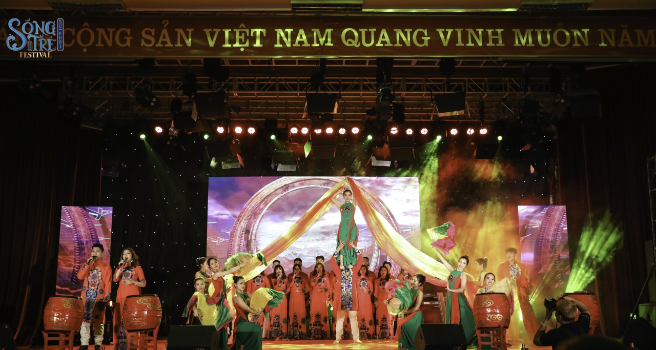 nu-ca-si-de-mi-noi-cho-ma-nghe-khuay-dong-san-khau-dai-nhac-hoi-song-tre-festival-2019