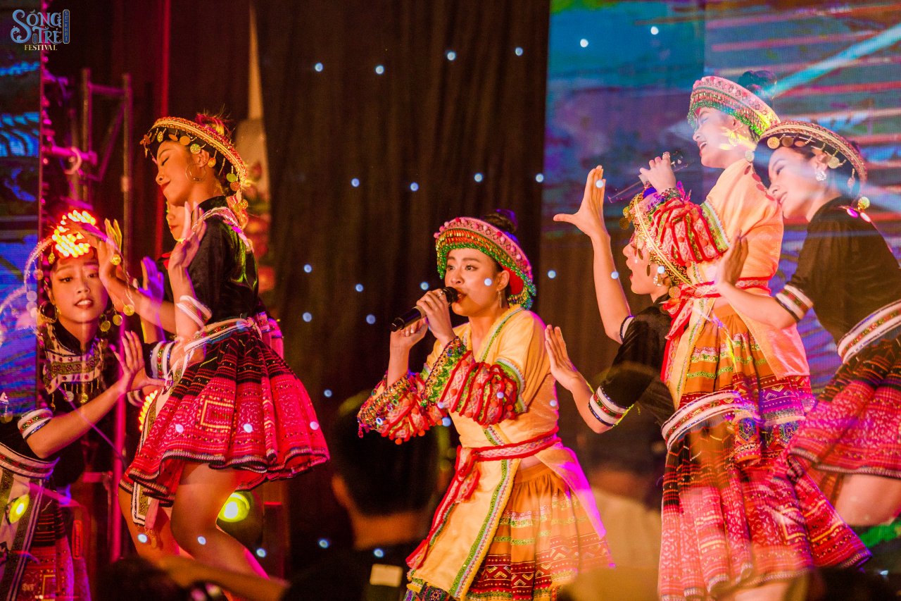 nu-ca-si-de-mi-noi-cho-ma-nghe-khuay-dong-san-khau-dai-nhac-hoi-song-tre-festival-2019