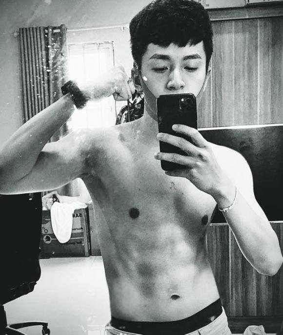 Ngô Kiến Huy khoe body 6 múi sau khi giảm cân.
