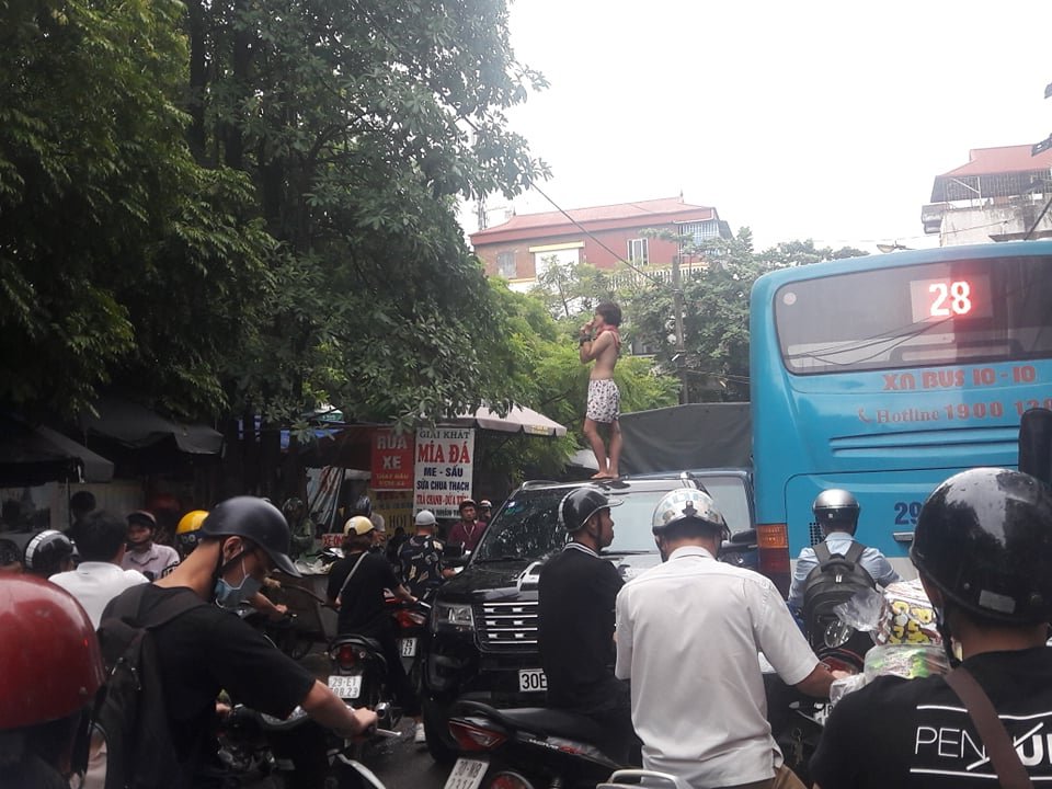 Nhiều người nghi ngờ cô gái bị ngáo đá nên cởi áo đứng trên nóc xe múa.