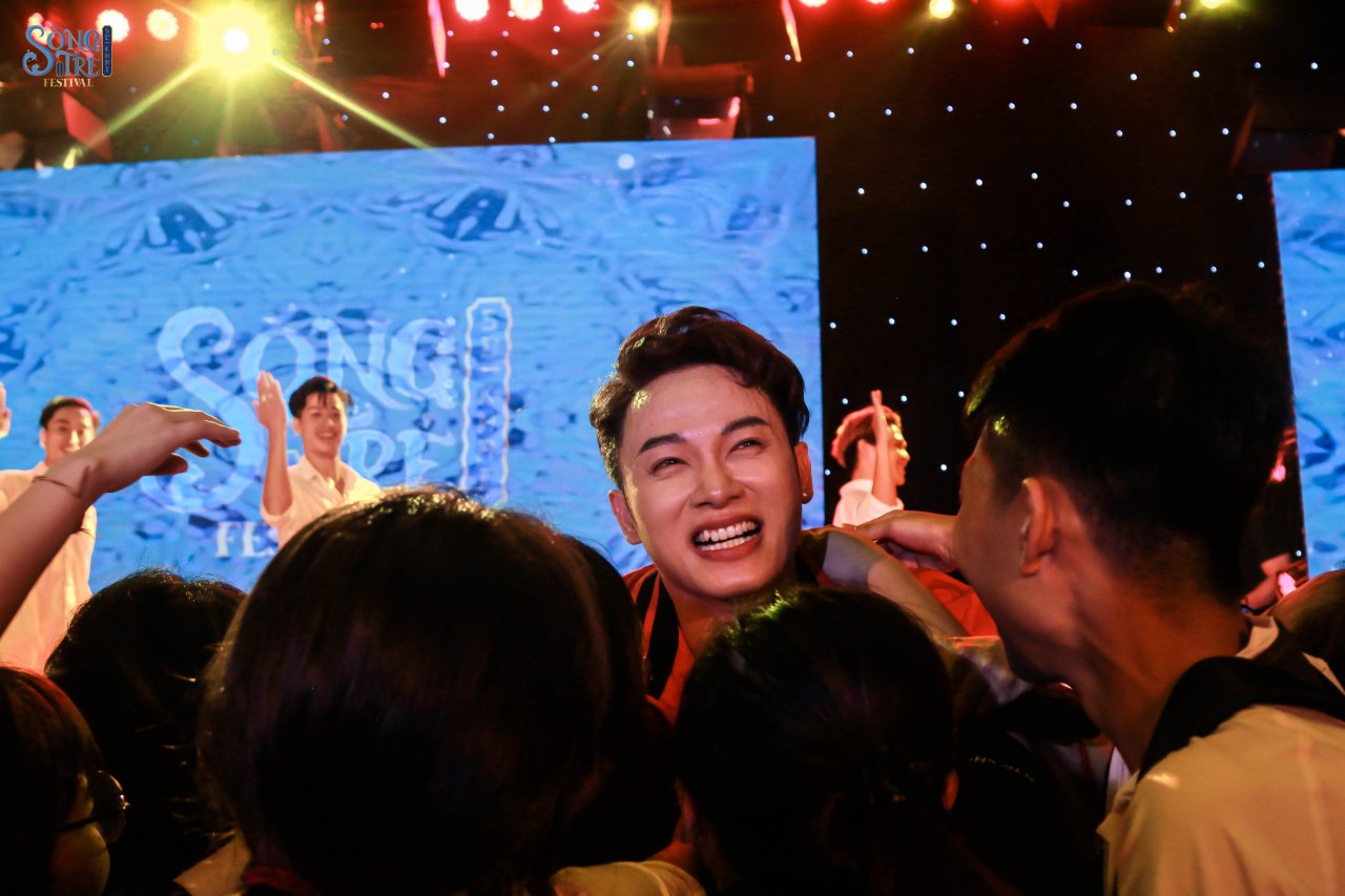 sang-mat-chua-truc-nhan-thieu-dot-sinh-vien-bao-chi-o-dai-nhac-hoi-song-tre-festival-2019