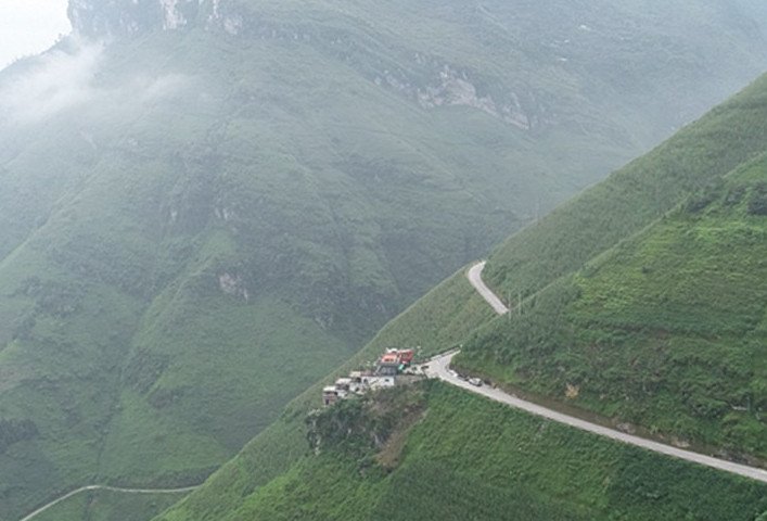 Khách sạn Panorama nhìn từ xa như một 