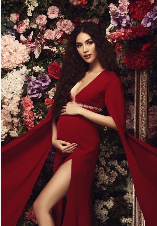 Lan Khuê khoe bụng bầu 8 tháng đồng thời kỷ niệm một năm làm vợ doanh nhân John Tuấn Nguyễn trong bộ ảnh mới.