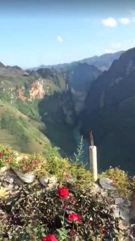 Những cọc bê tông cắm giữa thiên nhiên hùng vĩ. (Ảnh: FB).