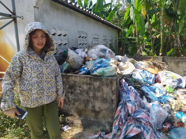 HTX đổ rác ra sông suốt 4 năm, chính quyền xã... không hay biết?