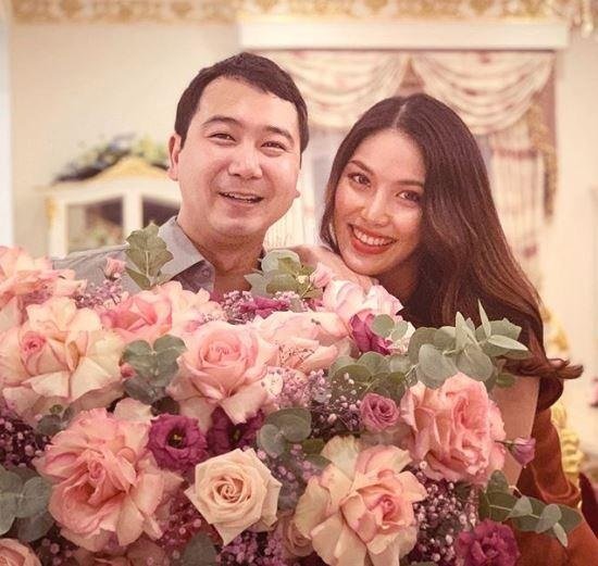 Ông xã tặng Lan Khuê bó hoa hồng to nhân kỷ niệm 1 năm ngày cưới. 