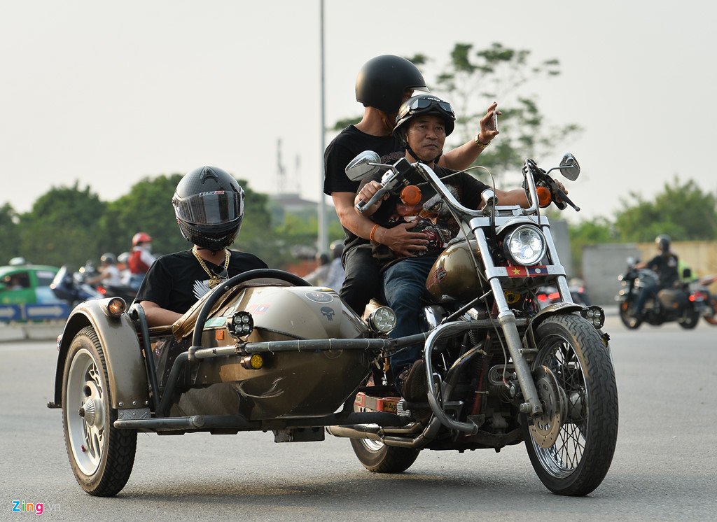 Những cô gái bốc lửa trong đoàn môtô diễu hành náo động đường phố