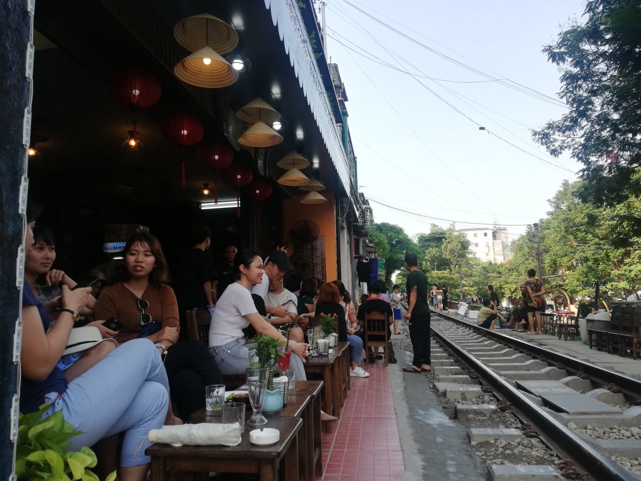 ca-phe-duong-tau-nhon-nhip-ngay-cuoi-tuan-truoc-nguy-co-dep-bo