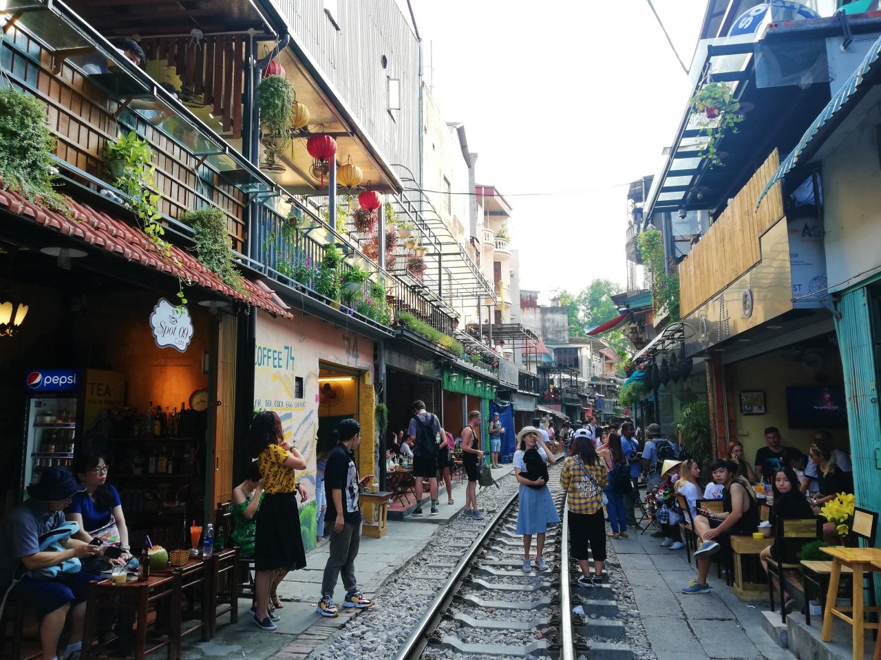 ca-phe-duong-tau-nhon-nhip-ngay-cuoi-tuan-truoc-nguy-co-dep-bo