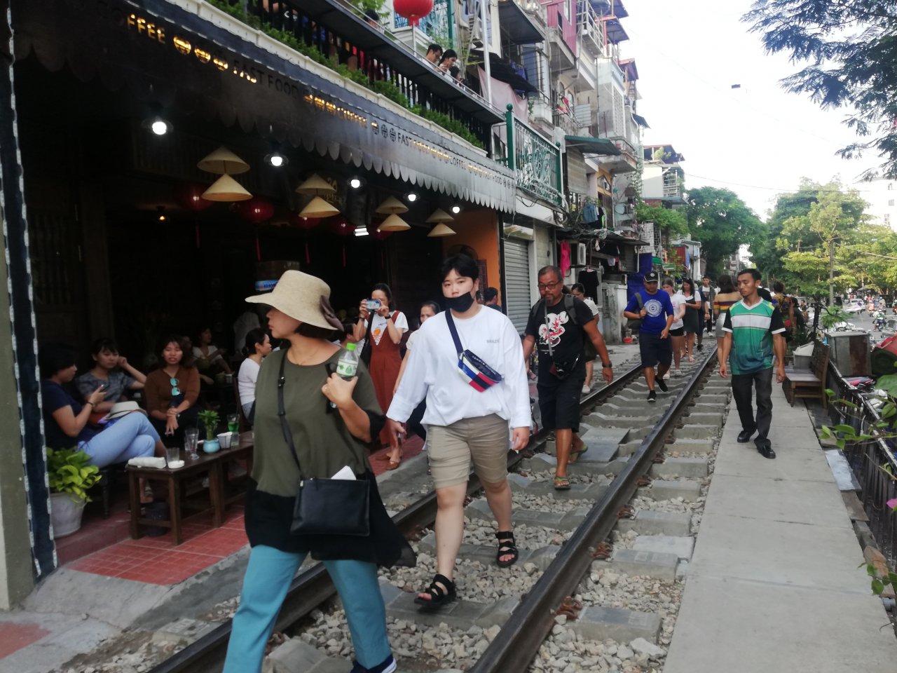 ca-phe-duong-tau-nhon-nhip-ngay-cuoi-tuan-truoc-nguy-co-dep-bo