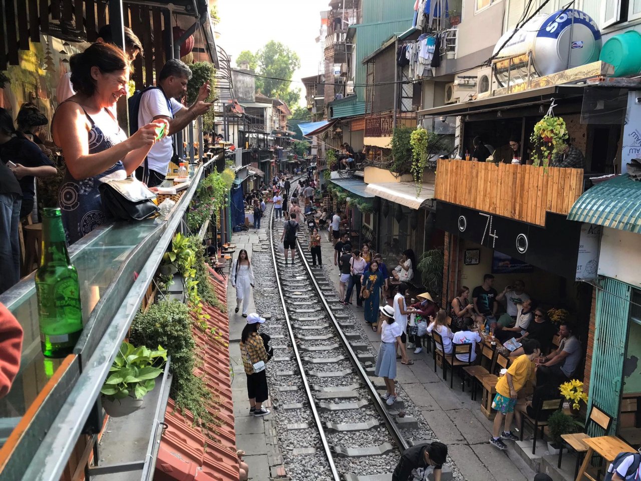 ca-phe-duong-tau-nhon-nhip-ngay-cuoi-tuan-truoc-nguy-co-dep-bo