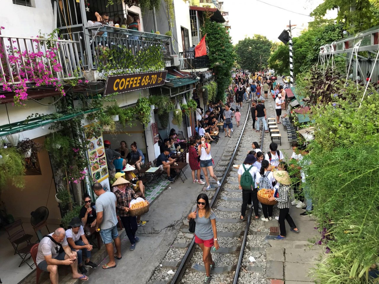ca-phe-duong-tau-nhon-nhip-ngay-cuoi-tuan-truoc-nguy-co-dep-bo