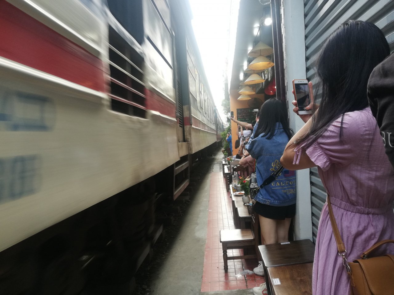 ca-phe-duong-tau-nhon-nhip-ngay-cuoi-tuan-truoc-nguy-co-dep-bo