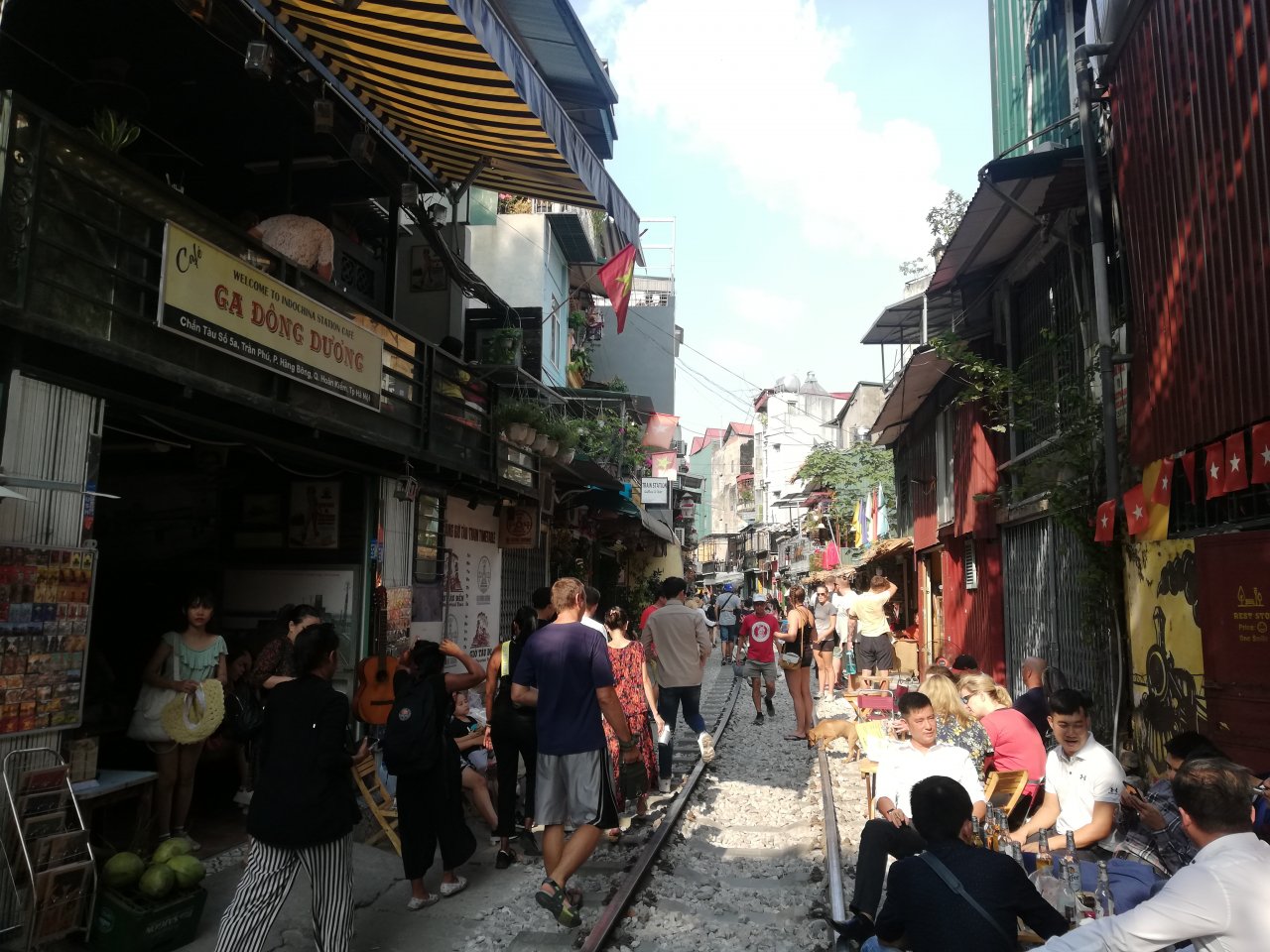ca-phe-duong-tau-nhon-nhip-ngay-cuoi-tuan-truoc-nguy-co-dep-bo