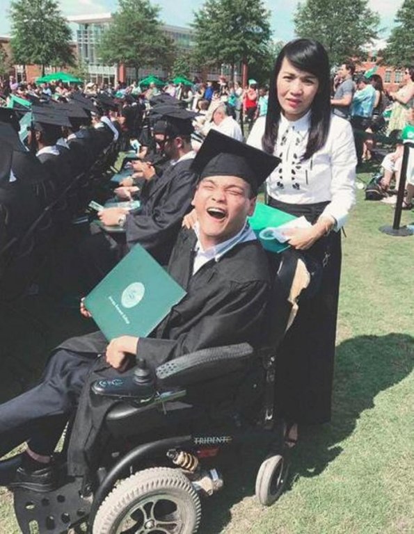Quân và mẹ Sơn vào buổi lễ tốt nghiệp đại học.