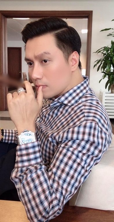 Sau thời gian dài bị chê phẫu thuật hỏng, Việt Anh dần nhận được nhiều lời khen về vẻ ngoài. Thay vì gương mặt đơ, gượng gạo và hơi nữ tính, nam diễn viên giờ đã lấy lại vẻ nam tính và điển trai. 
