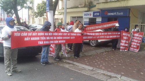Người dân căng băng rôn cầu cứu vì Dự án Bright City chậm tiến độ năm 2018.