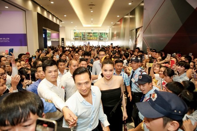 Bạn trai Kim Lý hộ tống người đẹp tới sự kiện. 