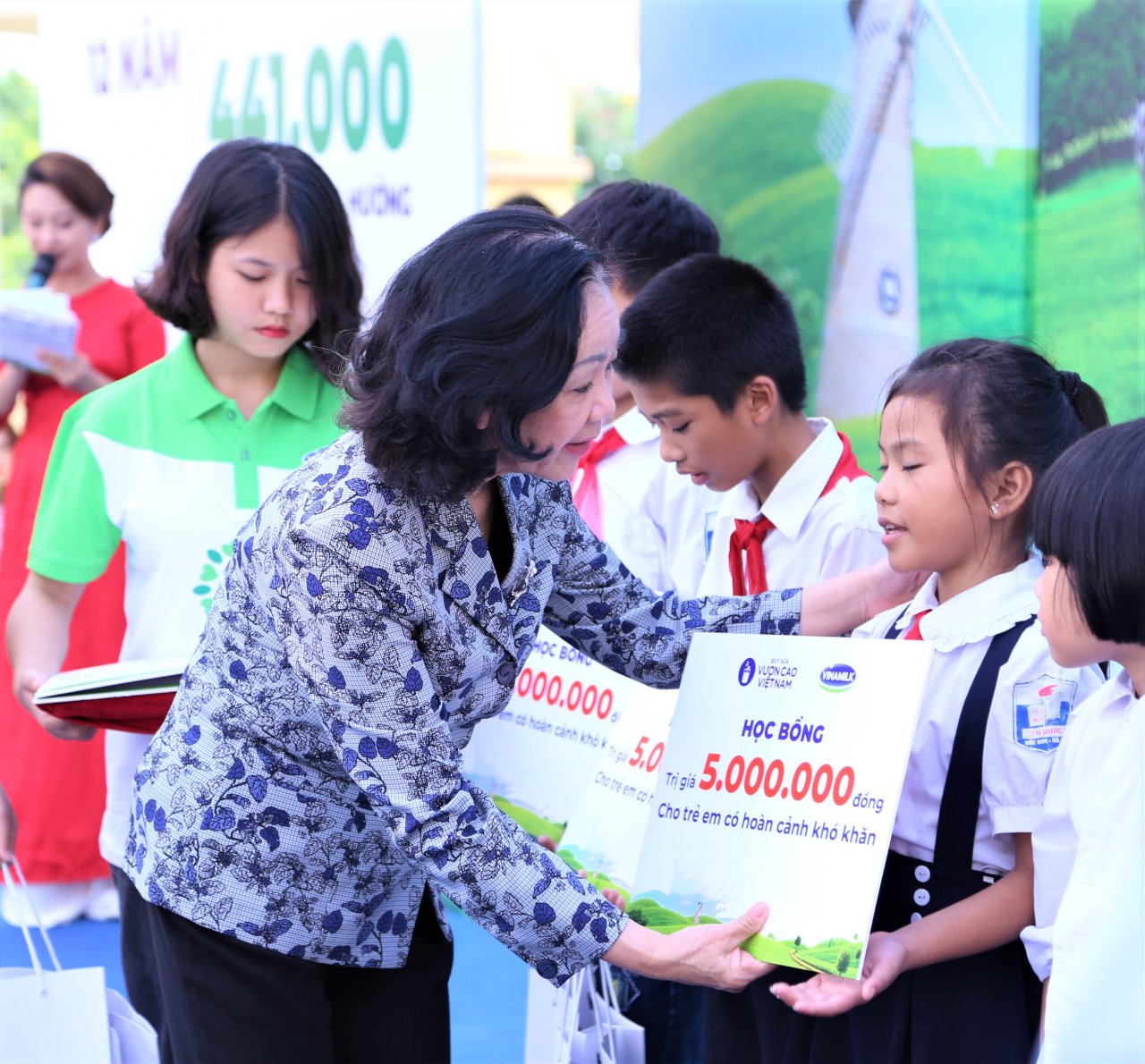 vinamilk-trong-61000-cay-xanh-va-trao-119000-ly-sua-cho-tre-em-ha-noi-nhan-dip-65-nam-ngay-giai-phong-thu-do