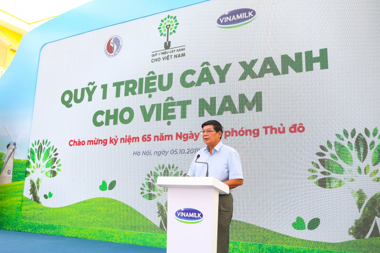 vinamilk-trong-61000-cay-xanh-va-trao-119000-ly-sua-cho-tre-em-ha-noi-nhan-dip-65-nam-ngay-giai-phong-thu-do